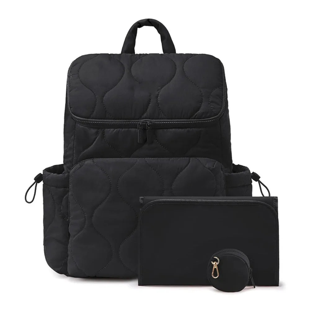 Sac a langer noir vu de face avec ses poches laterales elastiquees pour ranger biberons et gourdes a portee de main.