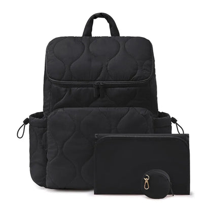 Sac a langer noir vu de face avec ses poches laterales elastiquees pour ranger biberons et gourdes a portee de main.