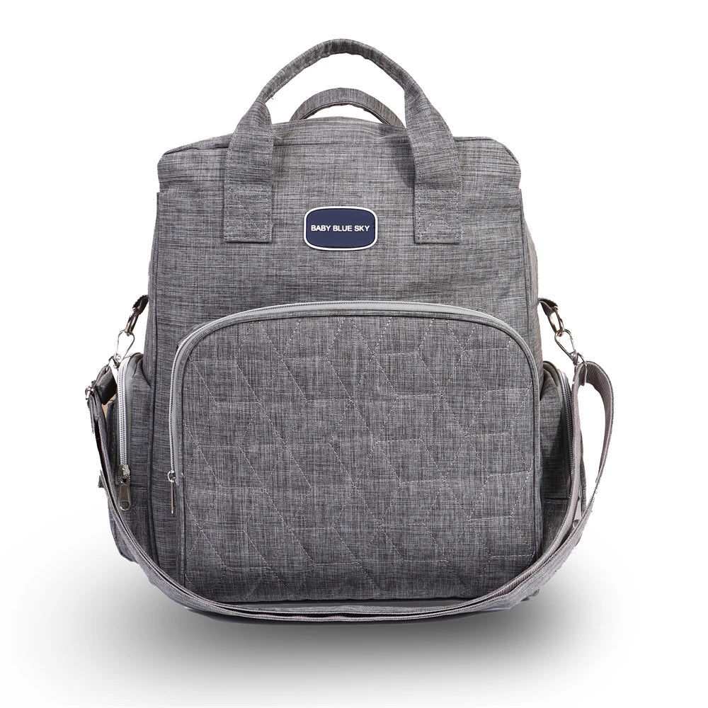 Sac a langer sac a dos gris chine au design matelasse epure, ideal pour les parents modernes en deplacement.