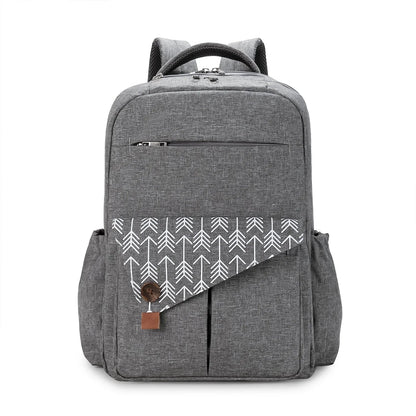 Sac a langer a dos gris chine avec poches laterales elastiques pour ranger biberons et gourdes a portee de main pendant les promenades.