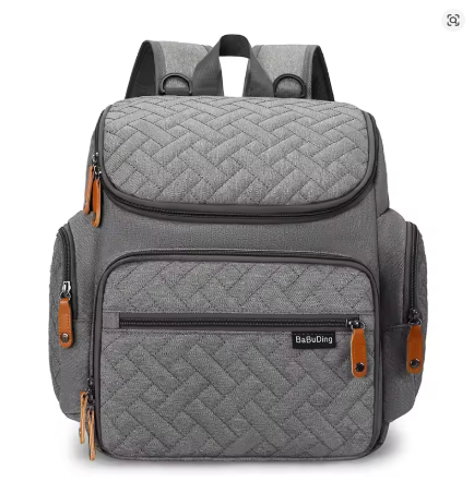 Sac a langer sac a dos gris matelasse au design elegant et unisexe, ideal pour les parents en deplacement.