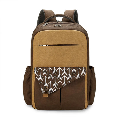 Sac a langer a dos marron camel avec poche zippee frontale securisee pour garder cles et telephone accessibles lors des deplacements.