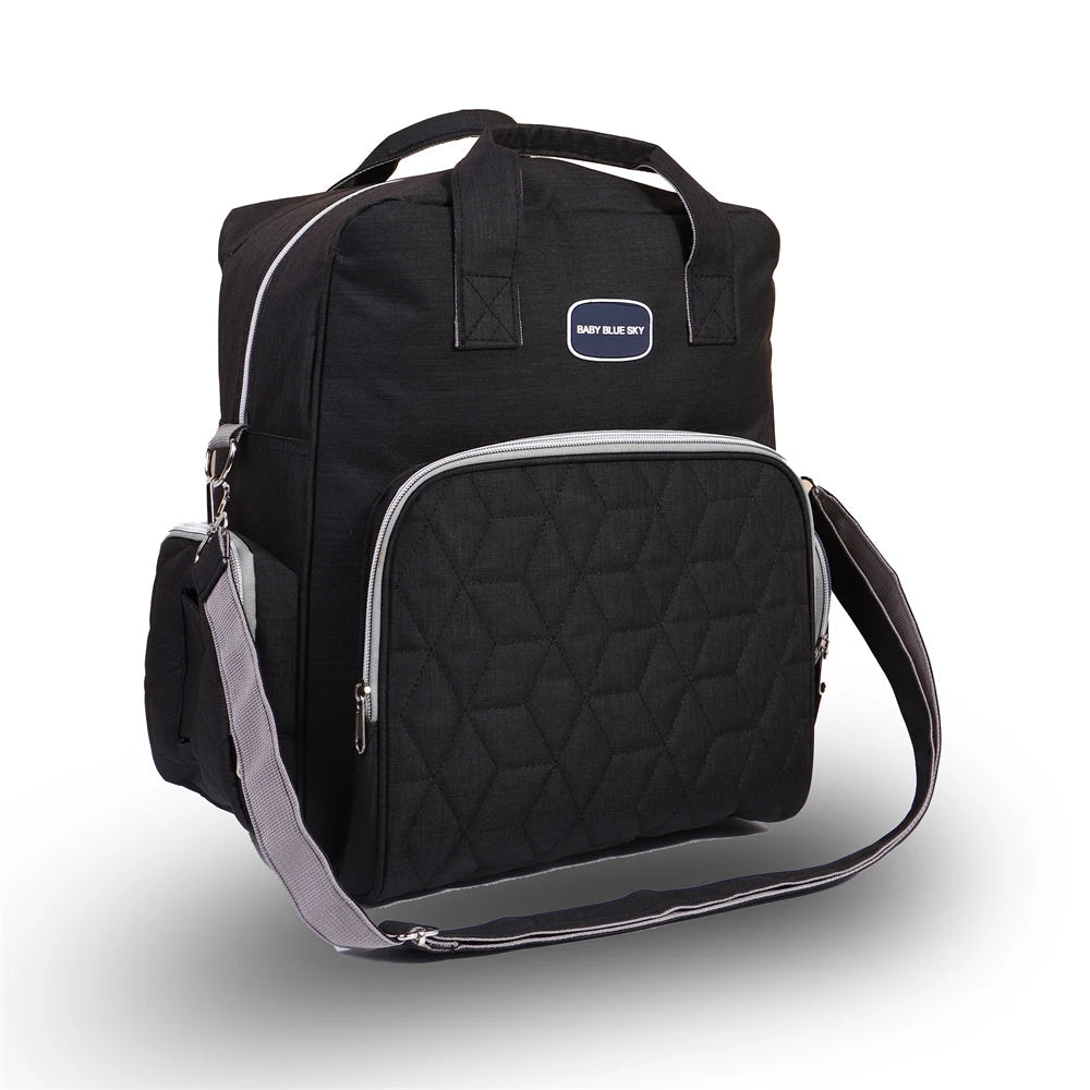 Version noire du sac a langer sac a dos, sobre et passe-partout pour accompagner maman comme papa au quotidien.