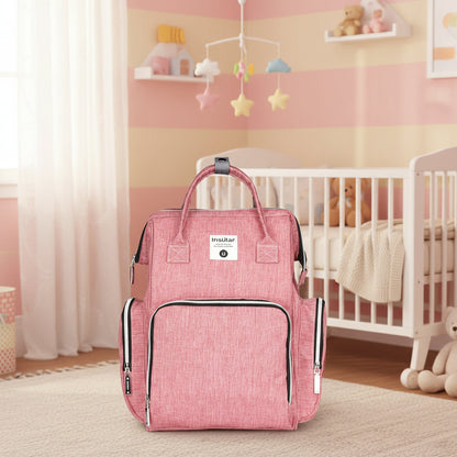 Coloris rose chine du sac a langer avec sa grande poche frontale zippee facile d'acces en promenade.