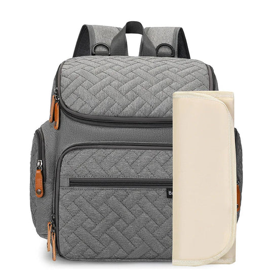Sac a dos a langer gris livre avec son tapis a langer nomade pour changer bebe partout en toute hygiene.