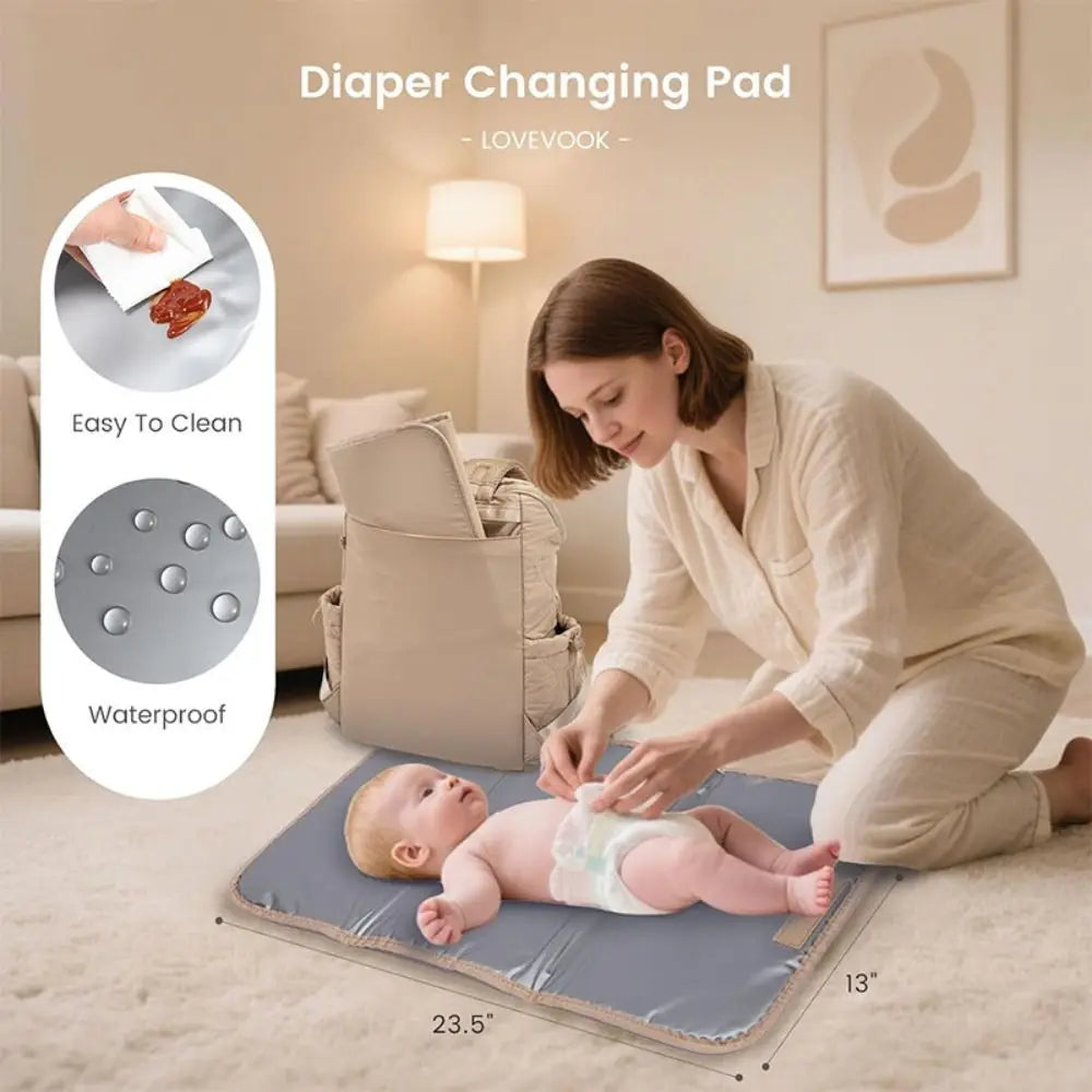 Le tapis a langer deplie permet de changer bebe partout en toute hygiene grace a sa surface impermeable et facile a nettoyer.