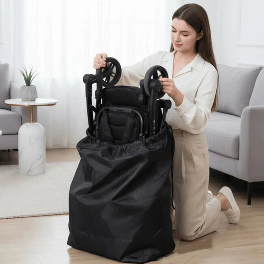 Poussette pliee glissee sans effort dans le sac de transport ouvert