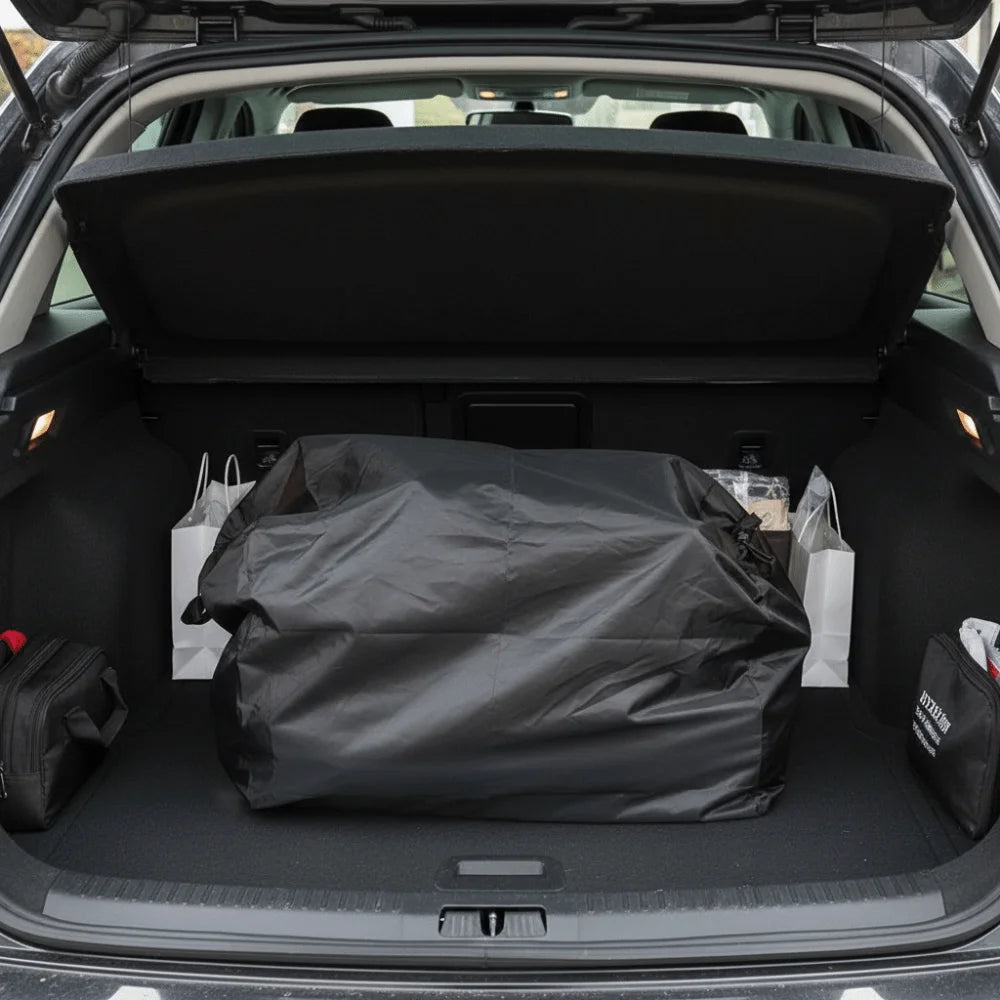 Poussette protegee par le sac de transport rangee dans le coffre pour voyager
