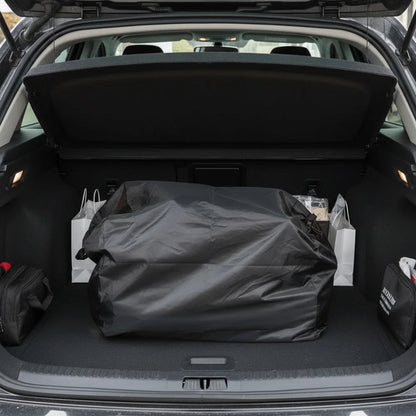 Poussette protegee par le sac de transport rangee dans le coffre pour voyager