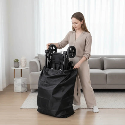 Maman range facilement sa poussette pliee dans le sac de transport a domicile