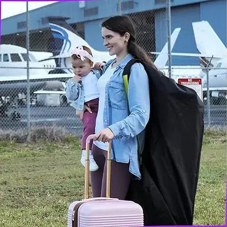 Maman transportant facilement sa poussette en bandouliere a l'aeroport