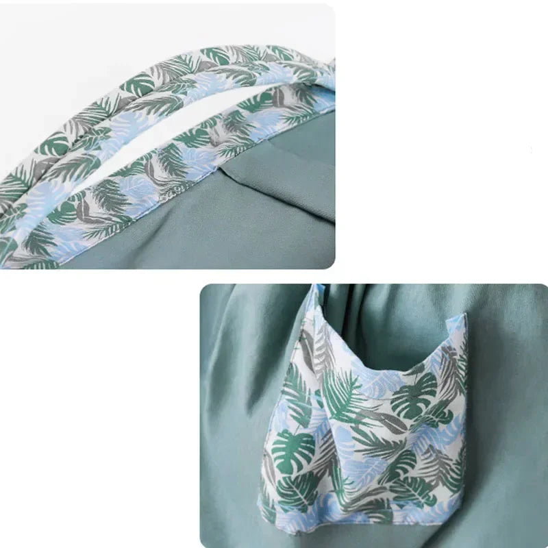 Poche pratique integree au sling pour glisser telephone ou lingettes toujours a portee de main.