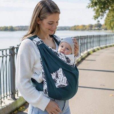 Balade au bord de l'eau ou le sling garde bebe eveille et rassure tout pres du visage de maman.