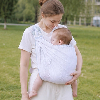 Sling en maille respirante permettant de porter bebe confortablement lors d'une promenade en exterieur par temps chaud.