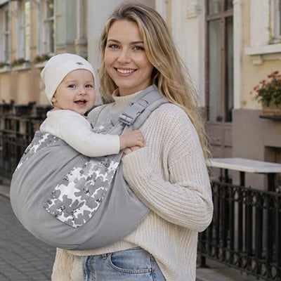 Sortie en ville en hiver avec bebe blotti dans le sling, bien maintenu contre le corps de sa maman.