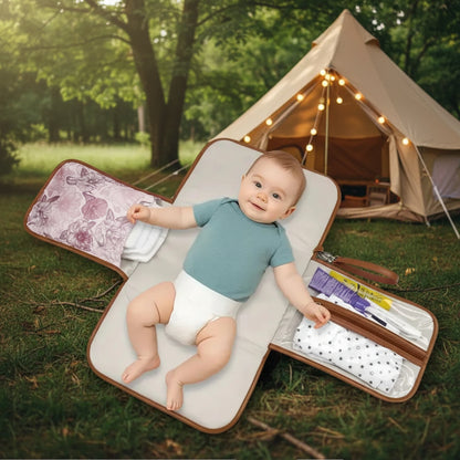 Tapis a langer deplie avec bebe installe, facile a glisser dans un sac a langer.