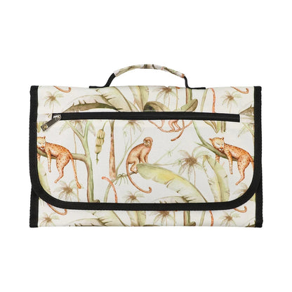 Version jungle avec singes et leopards, un choix de motif tendance parmi la gamme de tapis a langer portables.