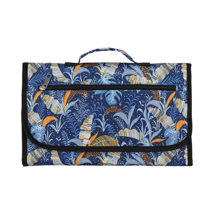 Tapis a langer pliable habille d un imprime feuillage bleu et orange, une touche coloree pour les sorties avec bebe.