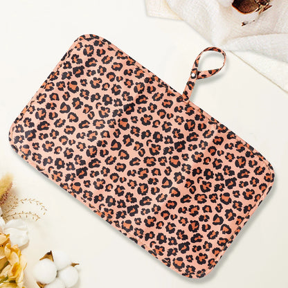un-tapis-a-langer-pliable-portable-leopard