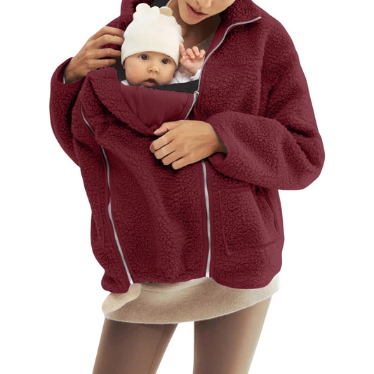 Modele bordeaux enveloppant l enfant dans un nid de sherpa, la matiere retient la chaleur pour un bebe bien au chaud dehors.