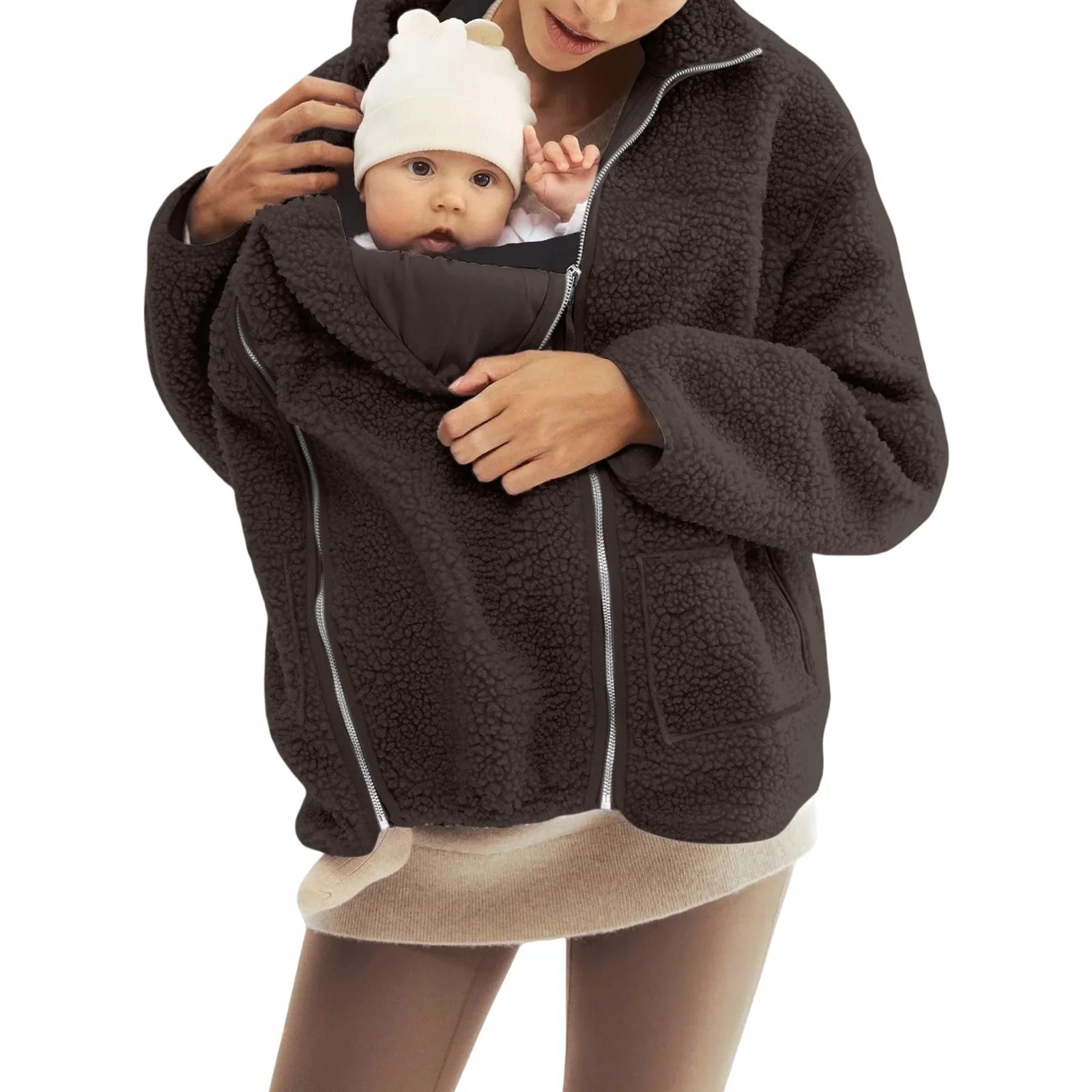 Coloris brun chocolat en situation, la coupe oversize repartit le poids du bebe et offre un portage confortable au parent.
