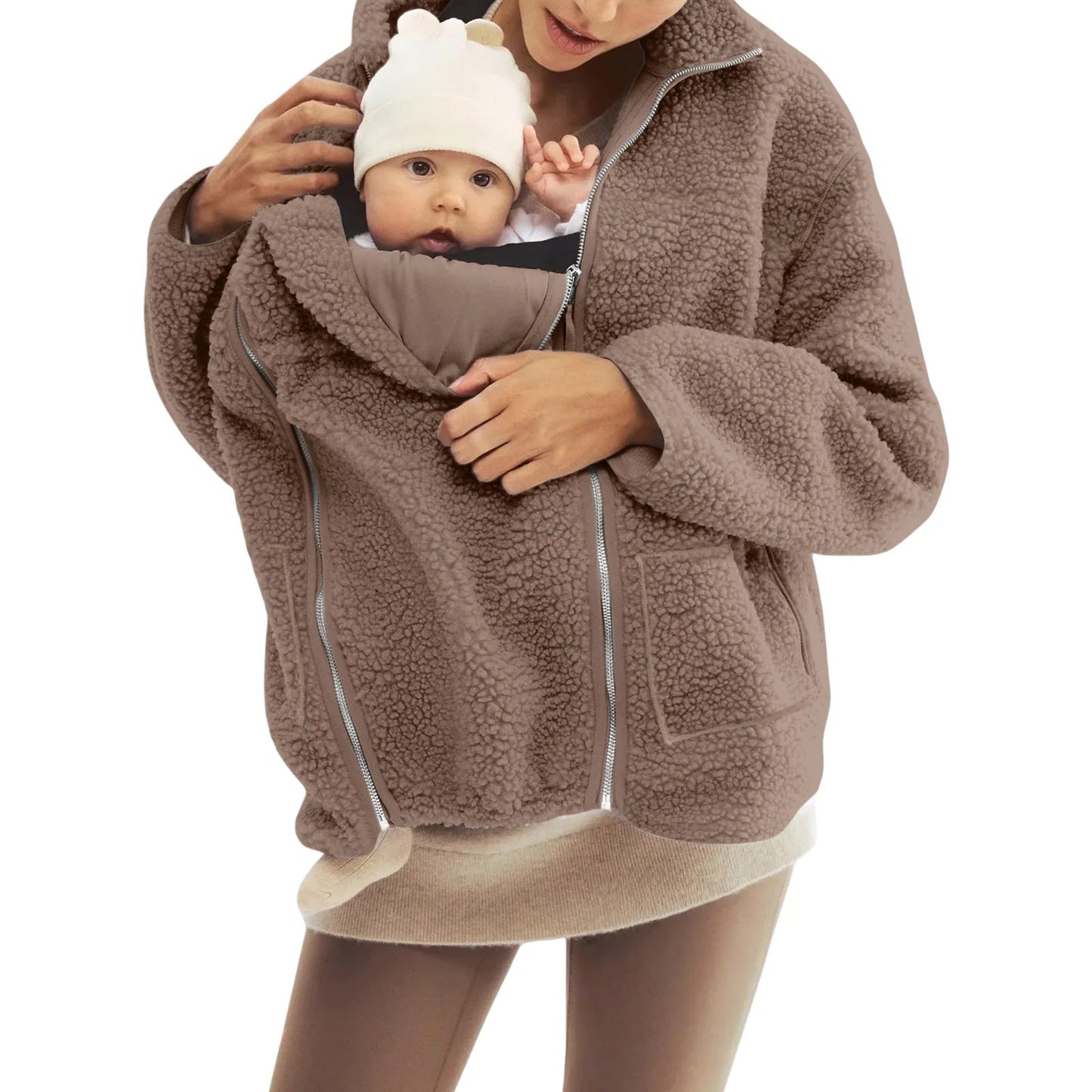 Veste de portage marron taupe portee avec bebe face au parent, la double fermeture ajuste l ouverture selon la morphologie de l enfant.