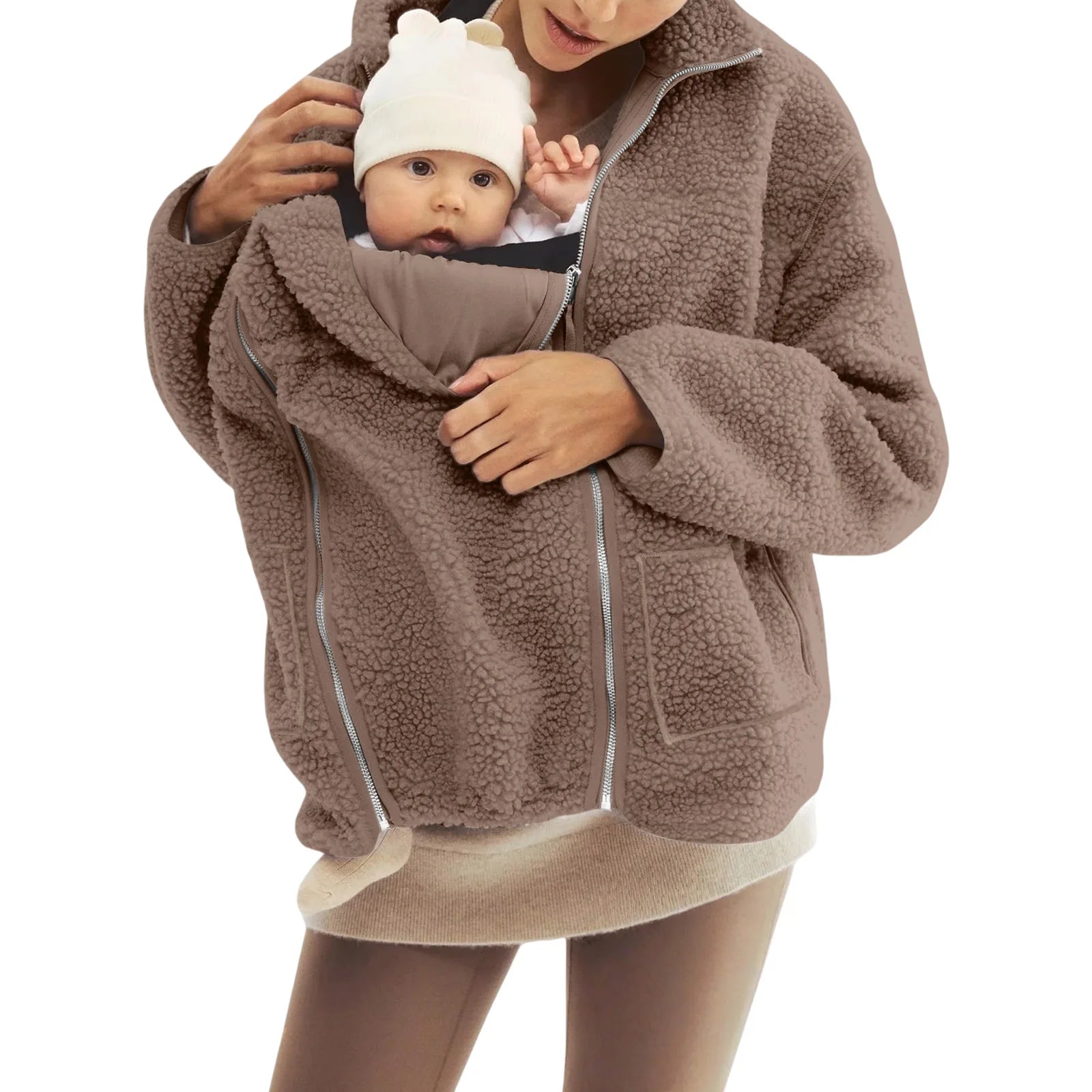 Veste de portage marron taupe portee avec bebe face au parent, la double fermeture ajuste l ouverture selon la morphologie de l enfant.