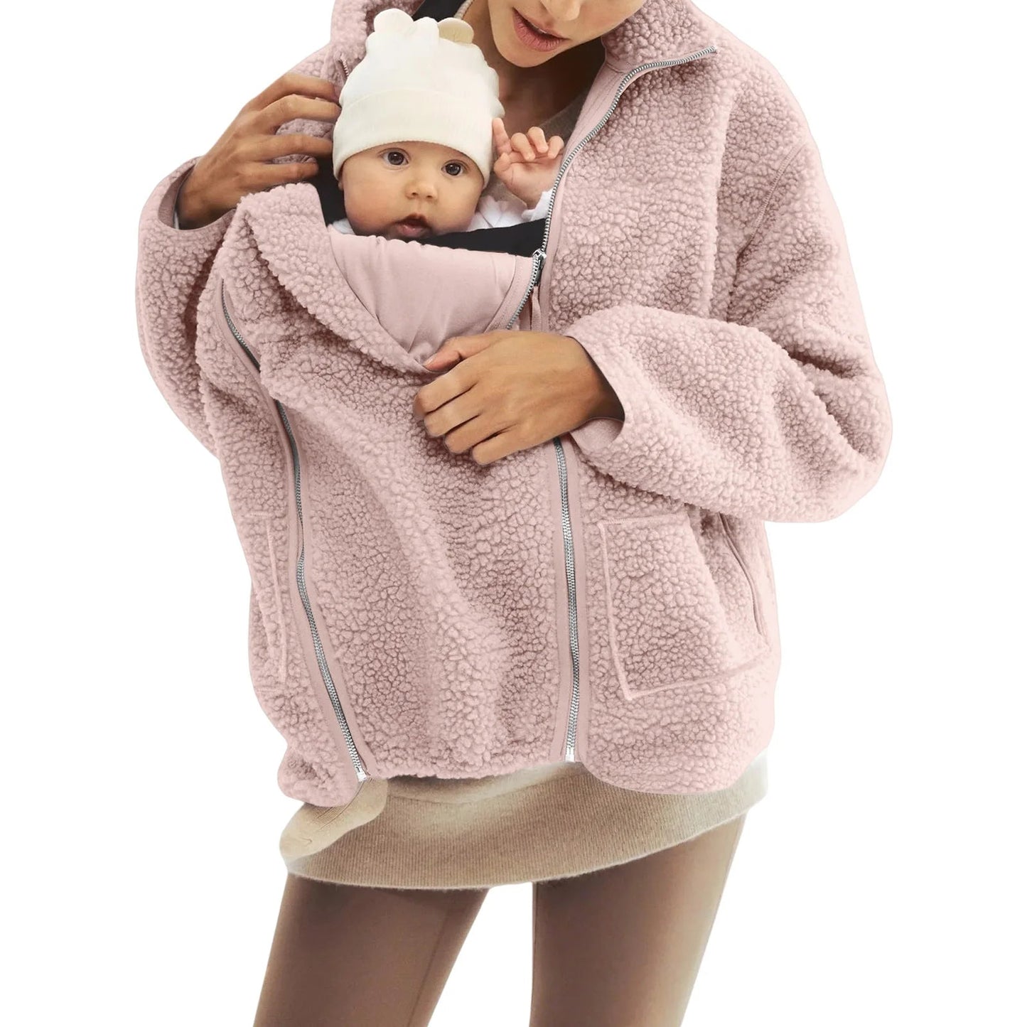 Bebe niche dans la poche de portage rose, proximite rassurante qui favorise le lien parent-enfant lors des sorties fraiches.