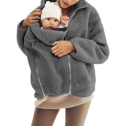 Modele gris fonce en situation de portage, ideal pour envelopper l enfant et affronter le froid sans porte-bebe supplementaire.