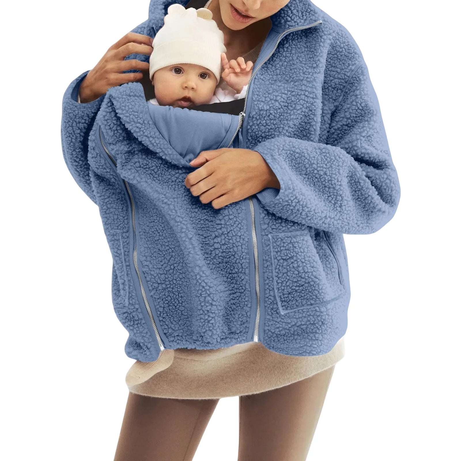 Coloris bleu jean en usage reel, l enfant reste couvert par le rabat en polaire pendant que le parent se deplace librement.